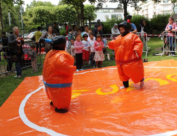 Combat de sumos à la Fête de la Ville à Asnières