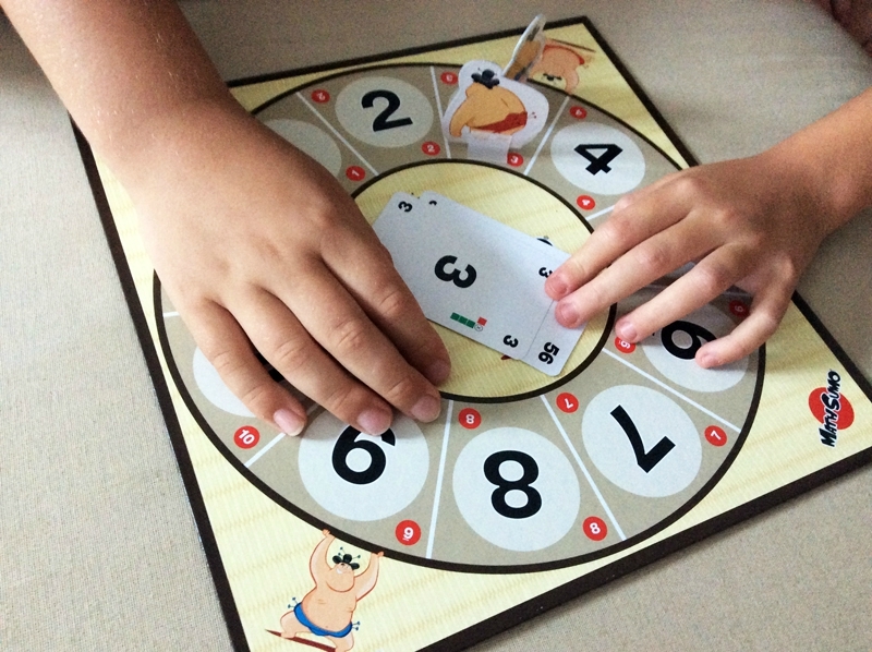 Il parait que le calcul-ardoise c'est d&eacute;pass&eacute; ... Place aux jeux pour calculer dans la classe de Sylvie Hanot